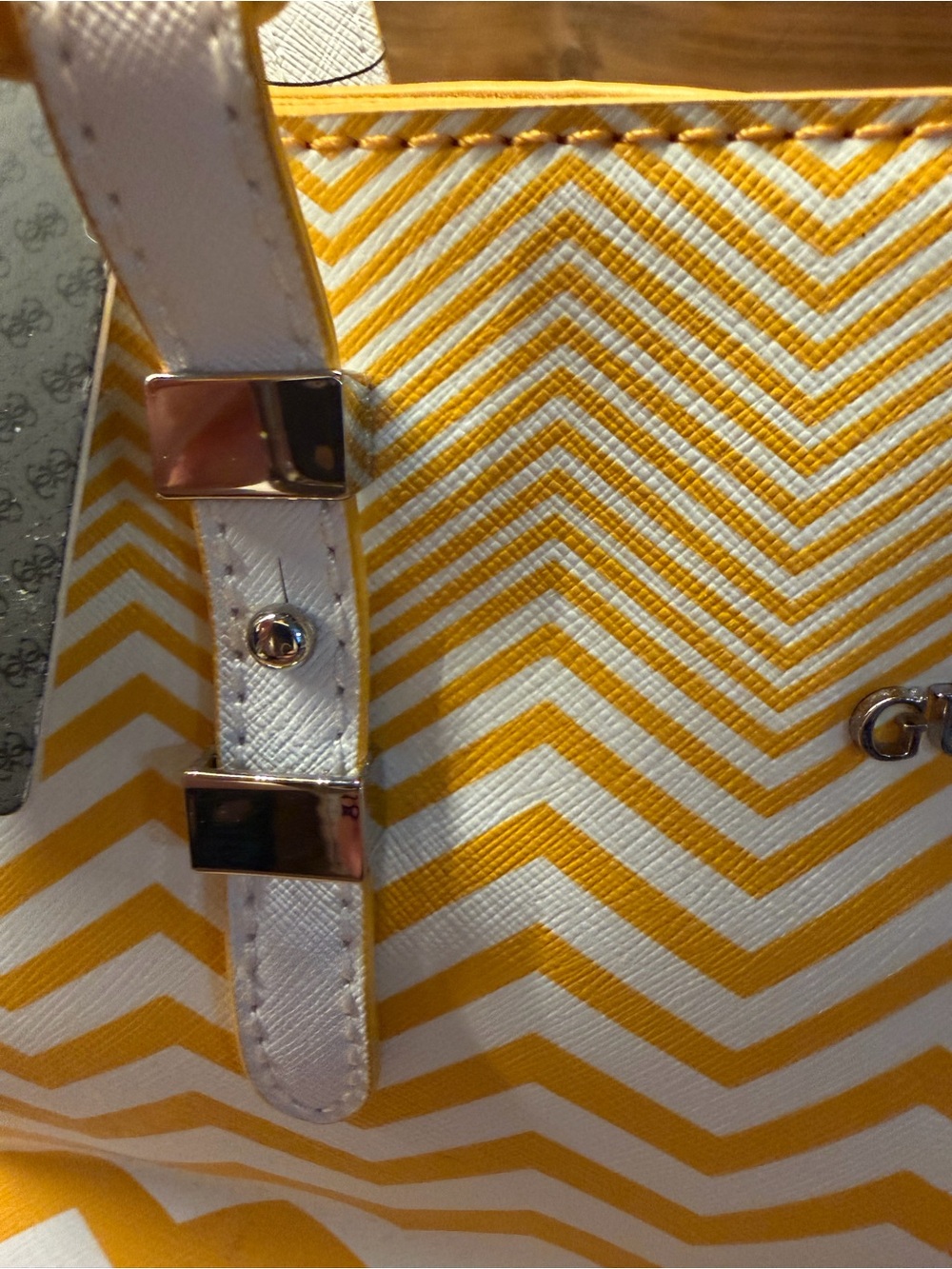 GUESS BNWT Yellow and White Chevron Tote with White Straps Bag Purse - Picture 7 of 13